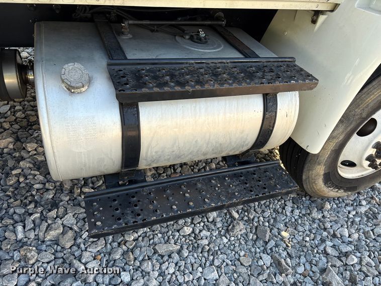 image for item YA1107 2015 International 4300 box truck