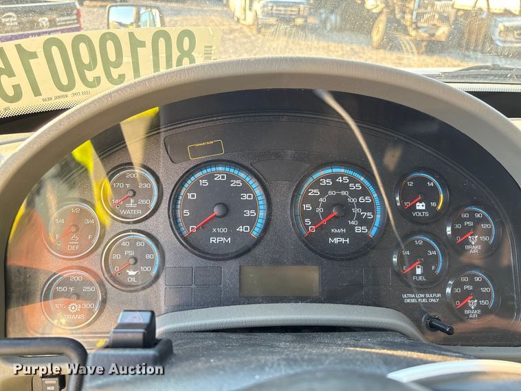 image for item YA1107 2015 International 4300 box truck