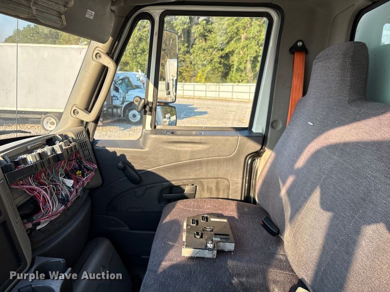 image for item YA1107 2015 International 4300 box truck