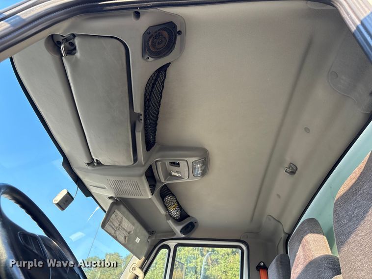 image for item YA1107 2015 International 4300 box truck