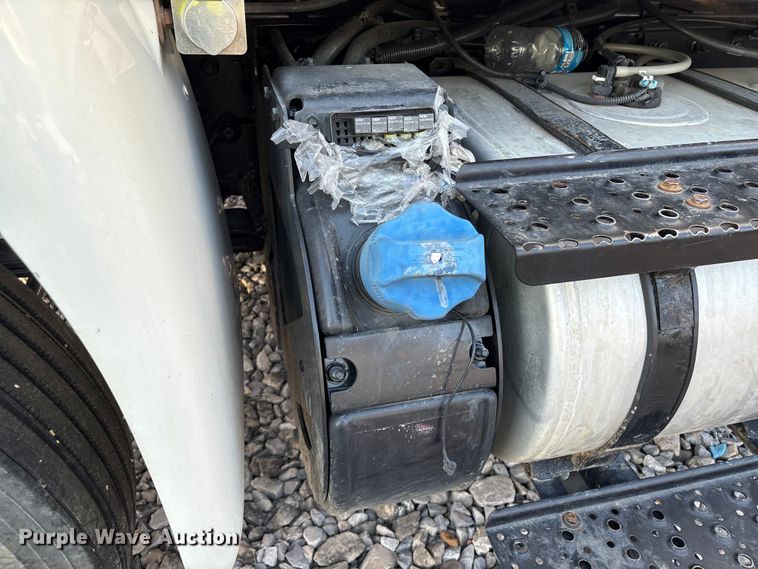 image for item YA1107 2015 International 4300 box truck