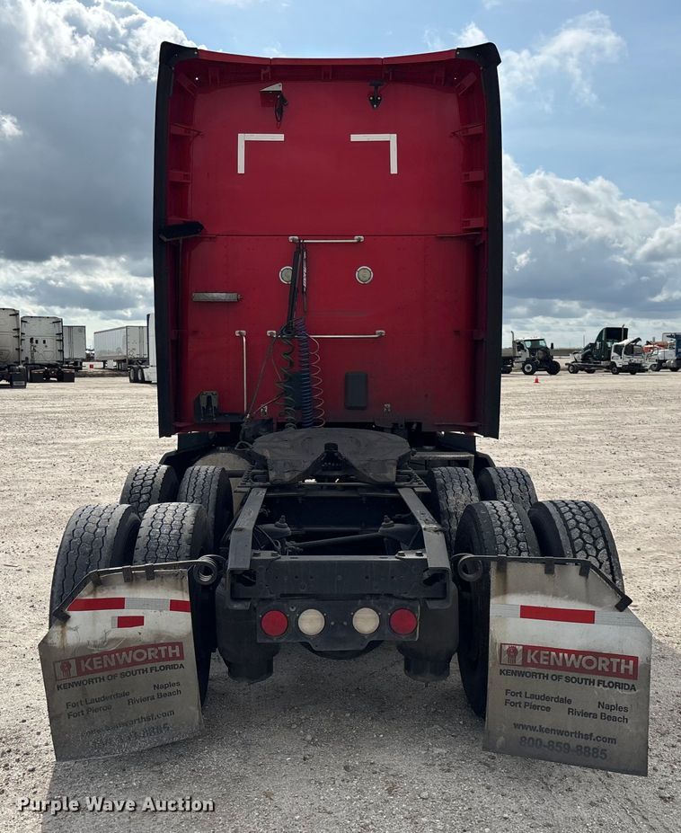 image for item YA1431 2019 Kenworth T680 semi truck