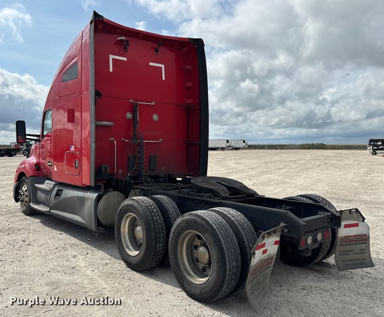 image for item YA1431 2019 Kenworth T680 semi truck