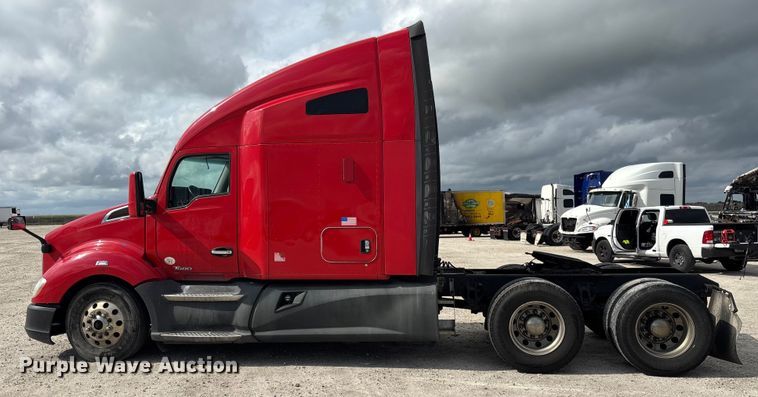 image for item YA1431 2019 Kenworth T680 semi truck