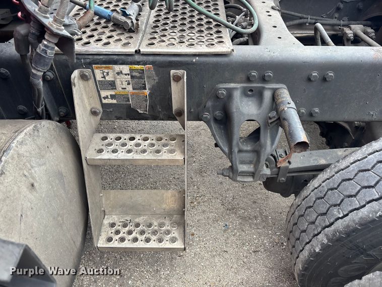 image for item YA1431 2019 Kenworth T680 semi truck