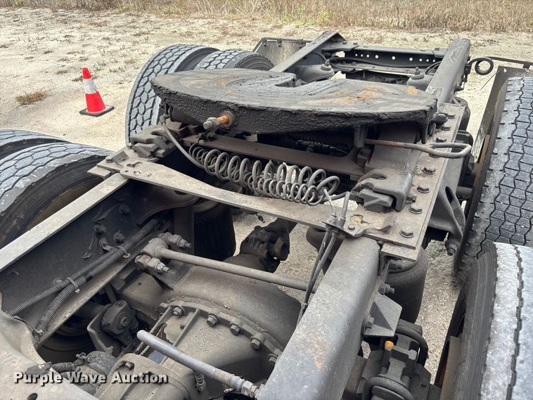 image for item YA1431 2019 Kenworth T680 semi truck