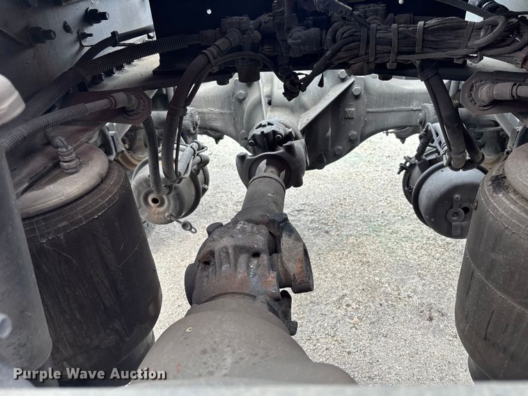 image for item YA1431 2019 Kenworth T680 semi truck