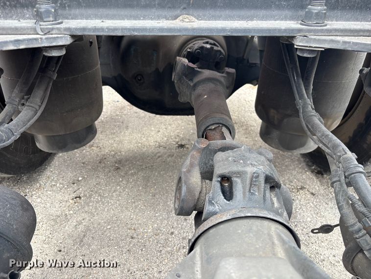 image for item YA1431 2019 Kenworth T680 semi truck