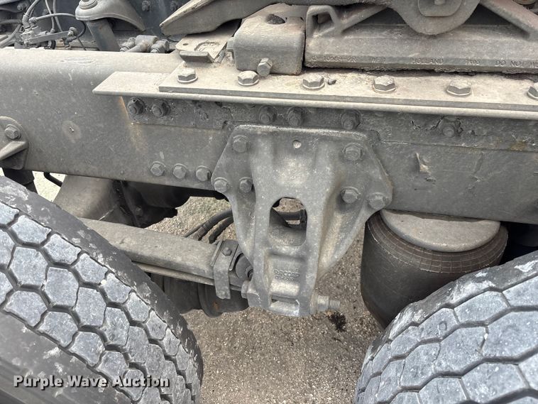 image for item YA1431 2019 Kenworth T680 semi truck