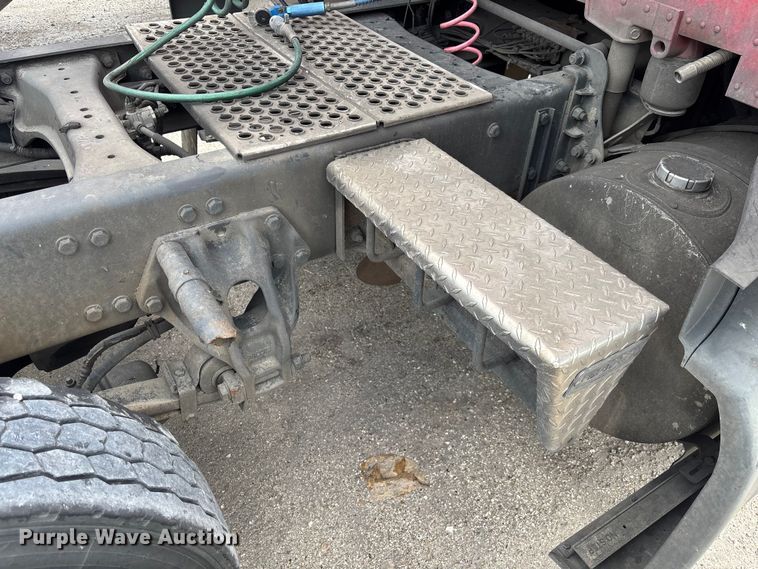 image for item YA1431 2019 Kenworth T680 semi truck