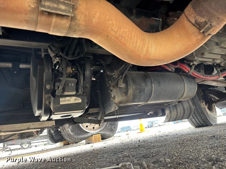 image for item YA1431 2019 Kenworth T680 semi truck