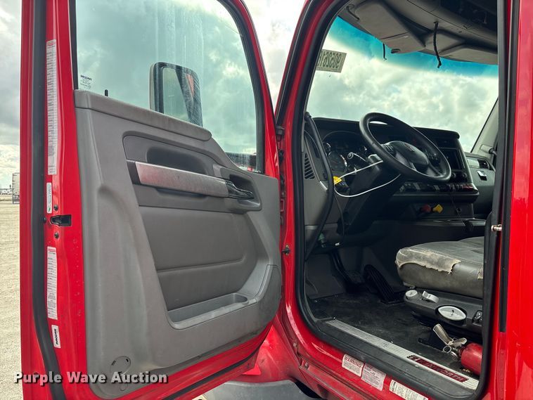 image for item YA1431 2019 Kenworth T680 semi truck