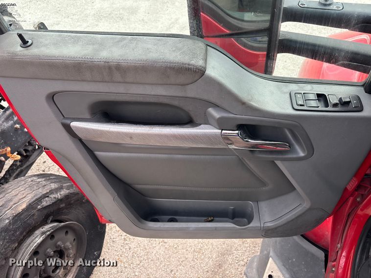 image for item YA1431 2019 Kenworth T680 semi truck