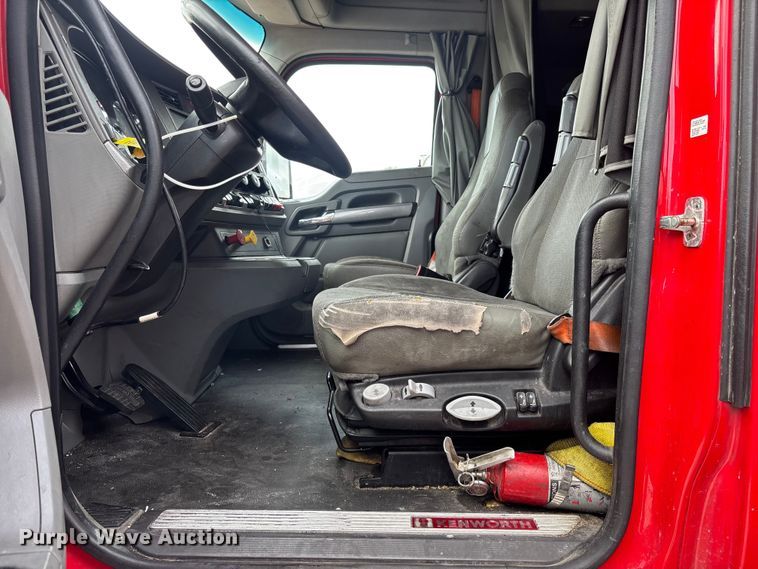 image for item YA1431 2019 Kenworth T680 semi truck