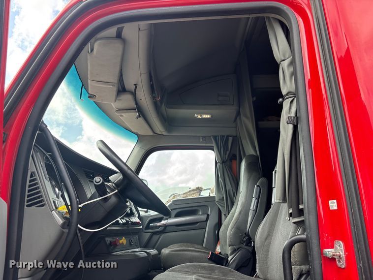 image for item YA1431 2019 Kenworth T680 semi truck