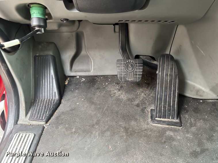 image for item YA1431 2019 Kenworth T680 semi truck