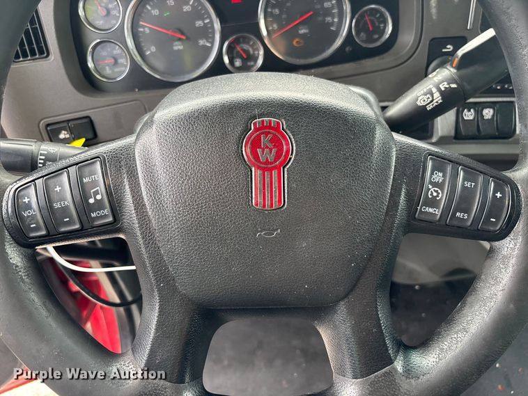 image for item YA1431 2019 Kenworth T680 semi truck