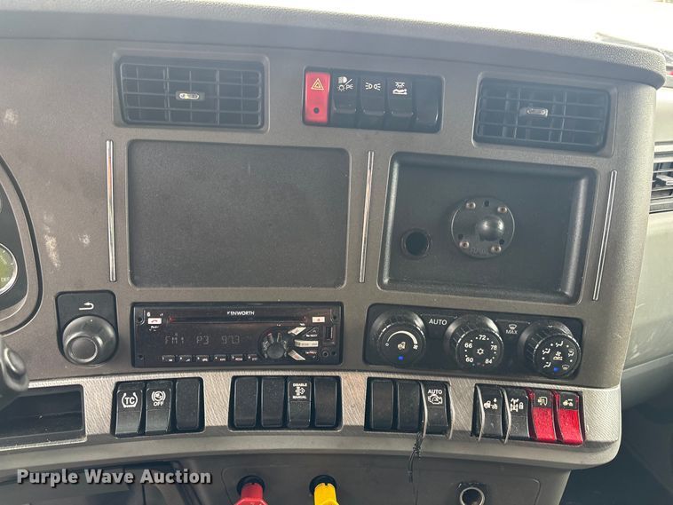 image for item YA1431 2019 Kenworth T680 semi truck