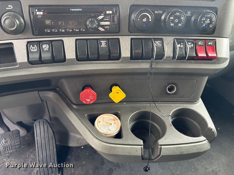 image for item YA1431 2019 Kenworth T680 semi truck