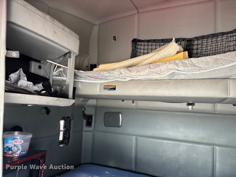 image for item YA1431 2019 Kenworth T680 semi truck