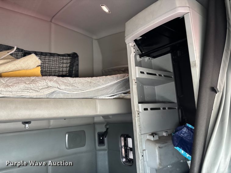 image for item YA1431 2019 Kenworth T680 semi truck