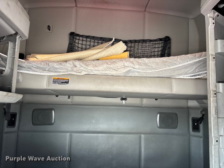 image for item YA1431 2019 Kenworth T680 semi truck