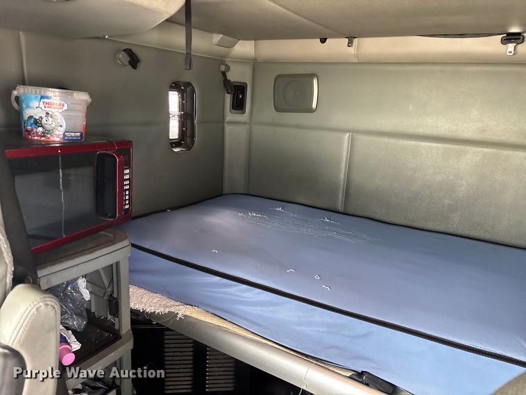 image for item YA1431 2019 Kenworth T680 semi truck