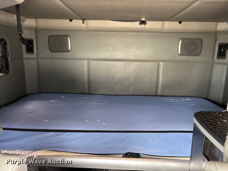 image for item YA1431 2019 Kenworth T680 semi truck