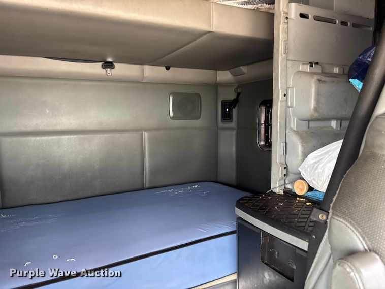 image for item YA1431 2019 Kenworth T680 semi truck