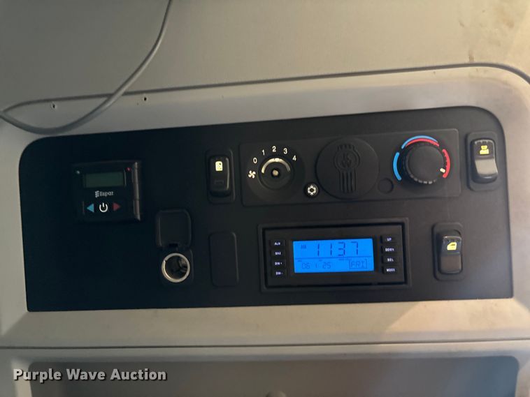 image for item YA1431 2019 Kenworth T680 semi truck