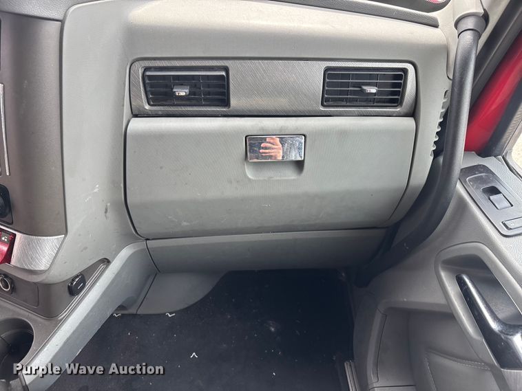 image for item YA1431 2019 Kenworth T680 semi truck