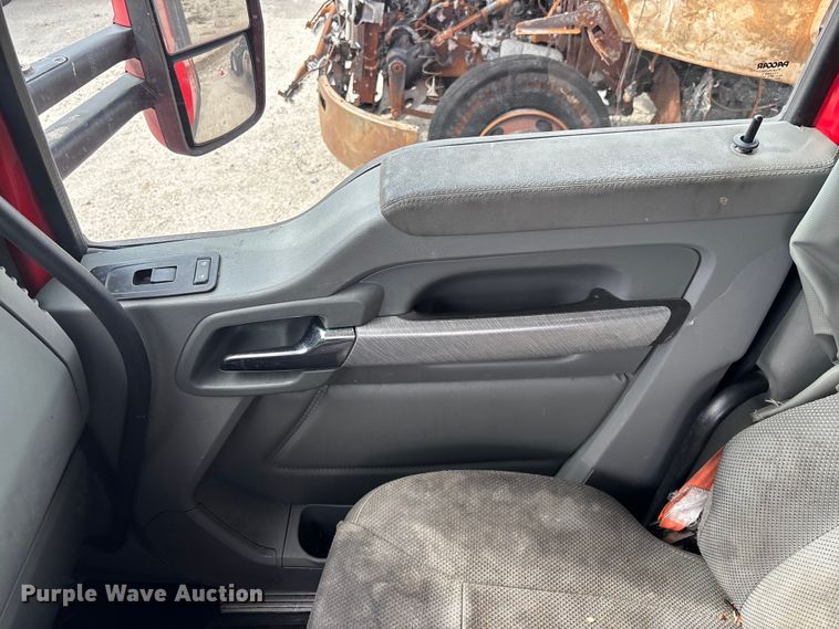 image for item YA1431 2019 Kenworth T680 semi truck