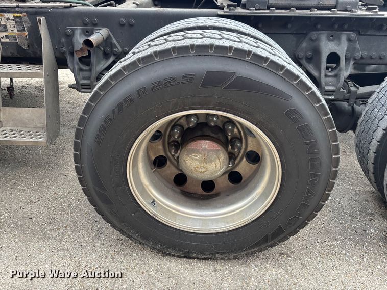 image for item YA1431 2019 Kenworth T680 semi truck