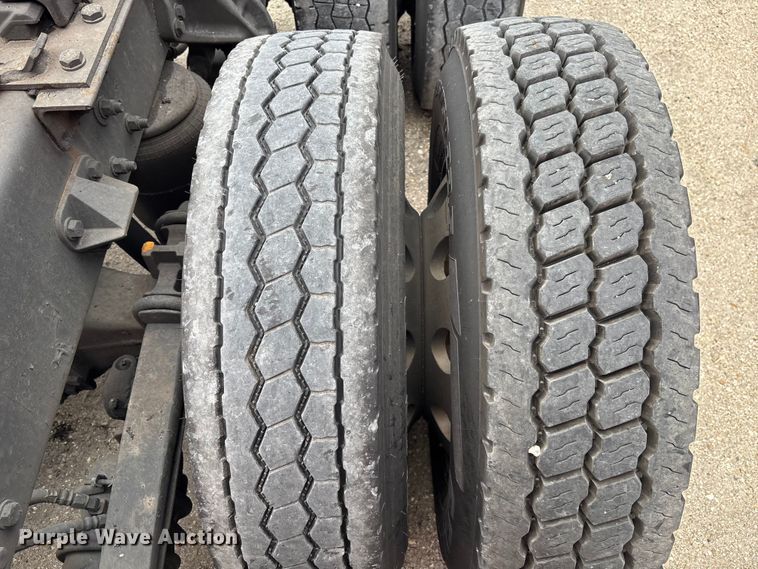 image for item YA1431 2019 Kenworth T680 semi truck