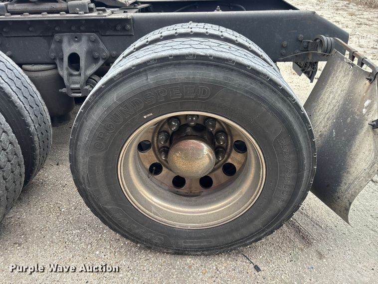 image for item YA1431 2019 Kenworth T680 semi truck