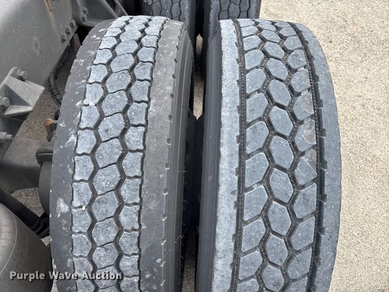 image for item YA1431 2019 Kenworth T680 semi truck