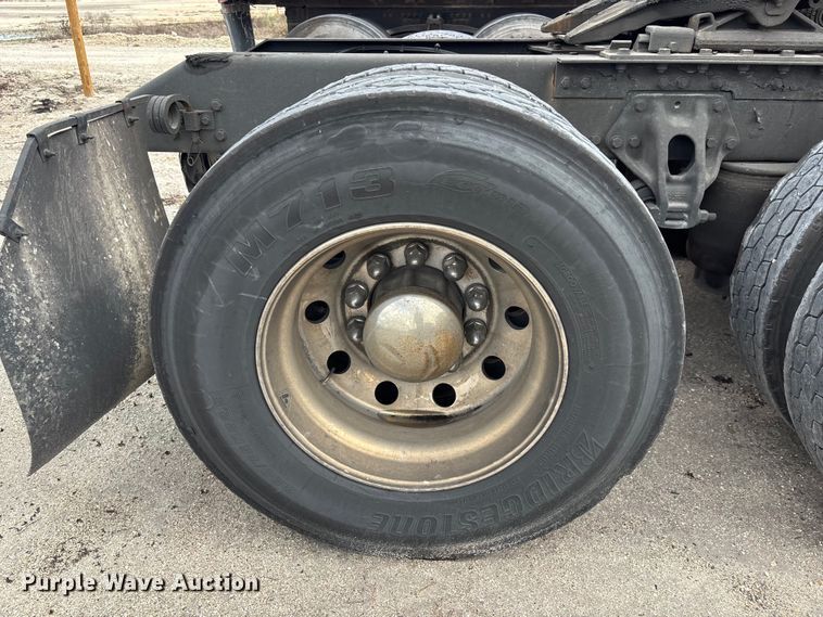 image for item YA1431 2019 Kenworth T680 semi truck