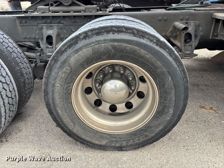 image for item YA1431 2019 Kenworth T680 semi truck