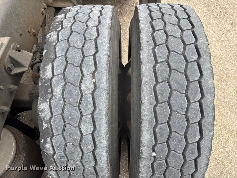 image for item YA1431 2019 Kenworth T680 semi truck