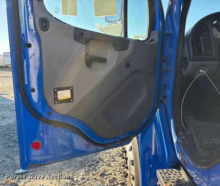 image for item YA1716 2018 Freightliner Business Class M2 box truck