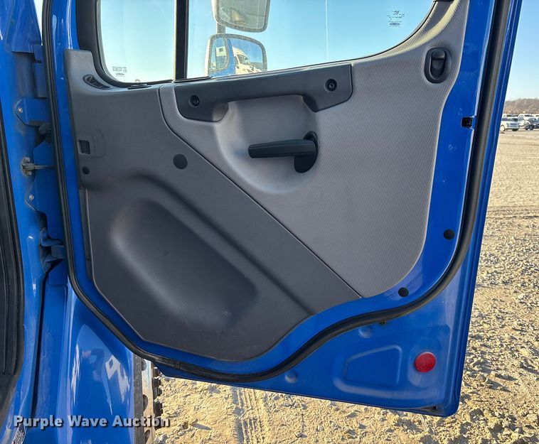 image for item YA1716 2018 Freightliner Business Class M2 box truck