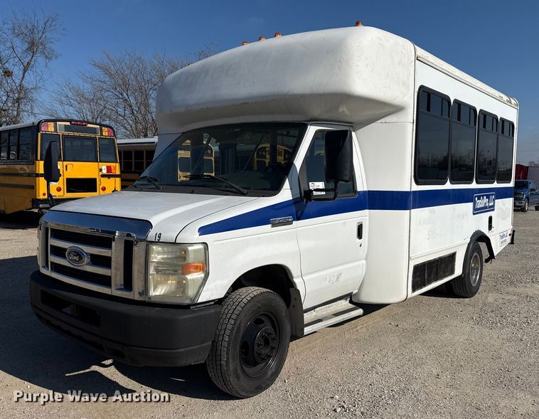 image for item DQ4175 2008 Ford E450 shuttle bus