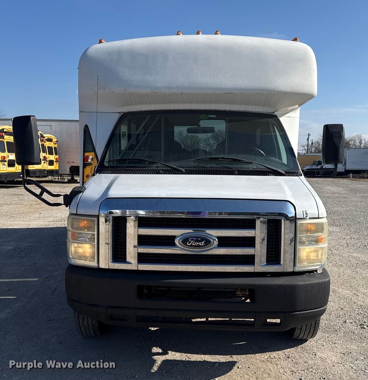 image for item DQ4175 2008 Ford E450 shuttle bus