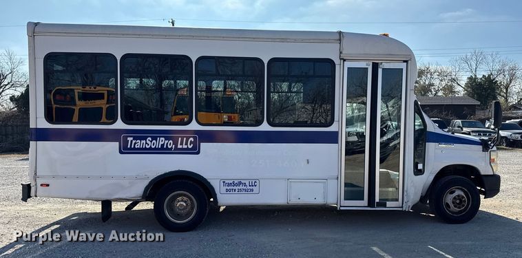 image for item DQ4175 2008 Ford E450 shuttle bus