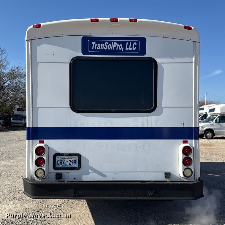 image for item DQ4175 2008 Ford E450 shuttle bus