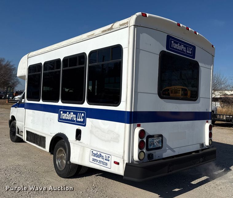 image for item DQ4175 2008 Ford E450 shuttle bus