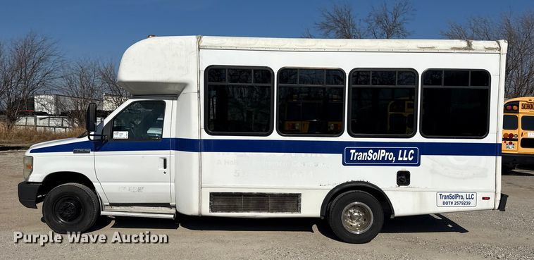 image for item DQ4175 2008 Ford E450 shuttle bus