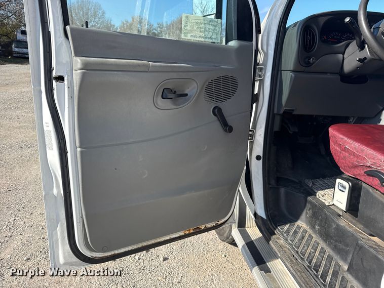 image for item DQ4175 2008 Ford E450 shuttle bus