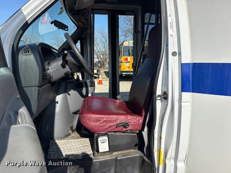 image for item DQ4175 2008 Ford E450 shuttle bus
