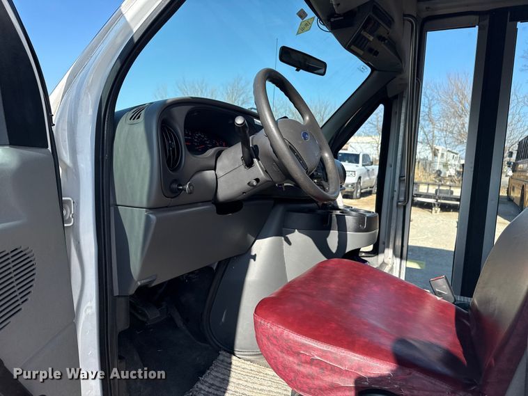image for item DQ4175 2008 Ford E450 shuttle bus